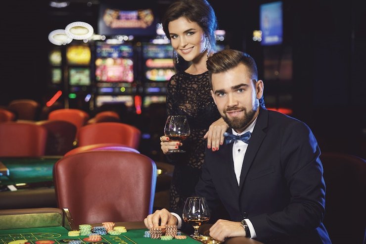 Studio dealer langsung Playtech di aplikasi togel dulu menampilkan dealer profesional dan antarmuka permainan langsung